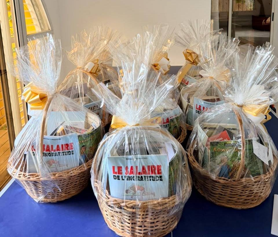 Paniers cadeaux des Éditions Barrow garnis des ouvrages de Mahoua S. Bakayoko